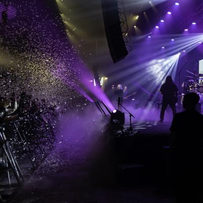 Magnum confetti canon front of stage